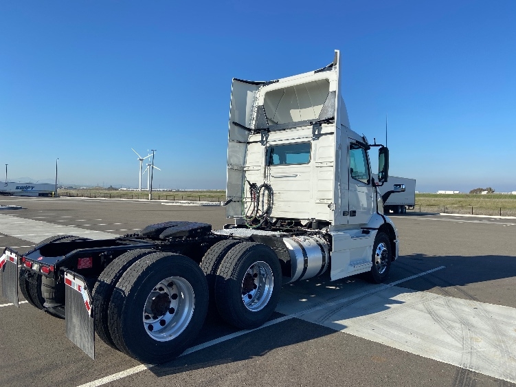 2021 Volvo VNR 640 in West Sacramento, CA — photo 7