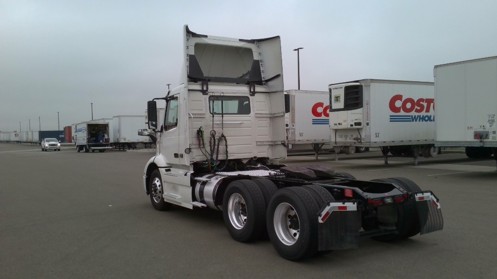 2021 Volvo VNR 640 in Stockton, CA — photo 5