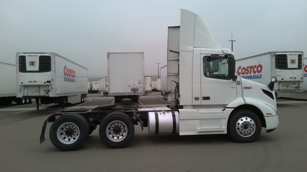2021 Volvo VNR 640 in Stockton, CA — photo 8