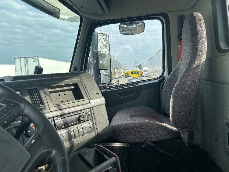 2020 Volvo VNR 640 in Memphis, TN — photo 10