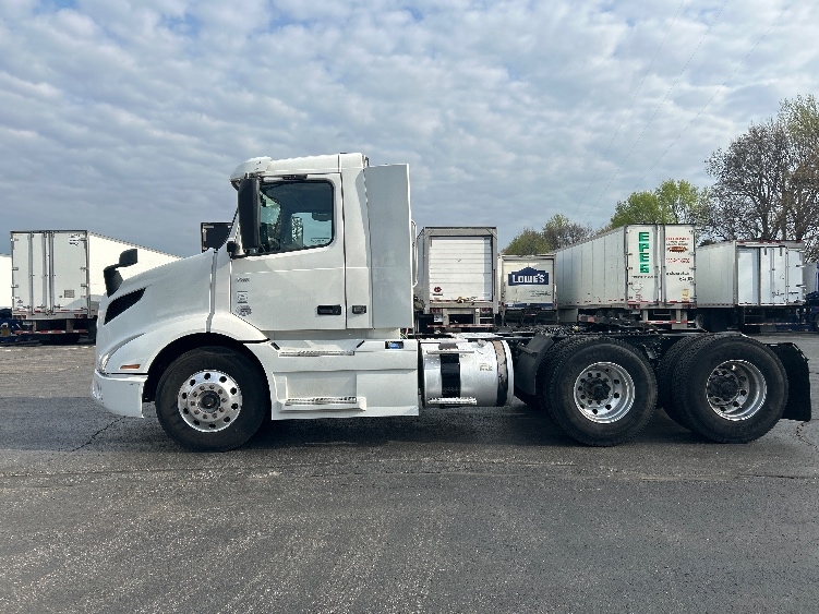 2020 Volvo VNR 640 in Memphis, TN — photo 4
