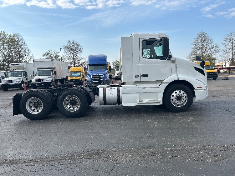 2020 Volvo VNR 640 in Memphis, TN — photo 8