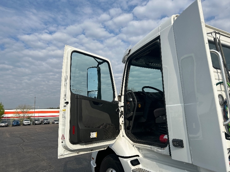 2020 Volvo VNR 640 in Memphis, TN — photo 9