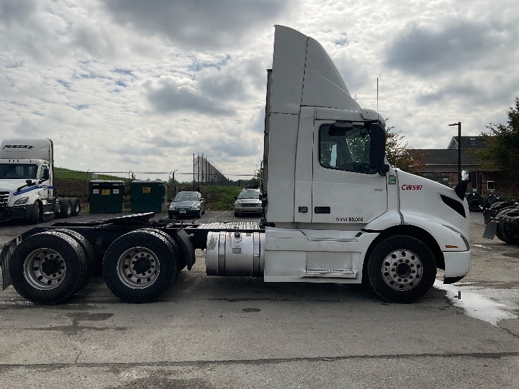 2020 Volvo VNR 640 in Davenport, IA — photo 8