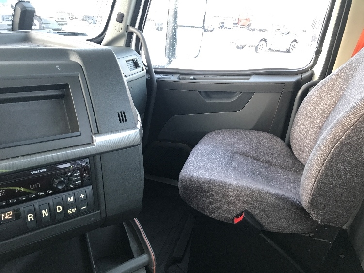 2020 Volvo VNR 640 in Liverpool, NY — photo 10