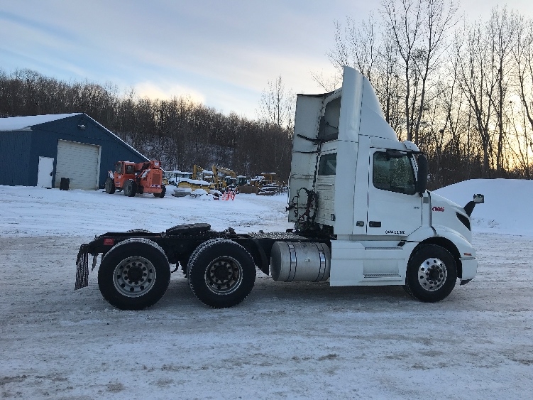 2020 Volvo VNR 640 in Liverpool, NY — photo 8