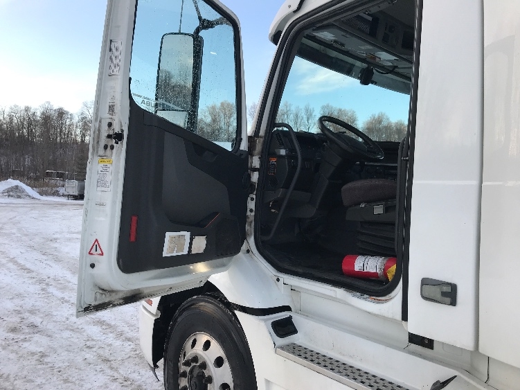 2020 Volvo VNR 640 in Liverpool, NY — photo 9