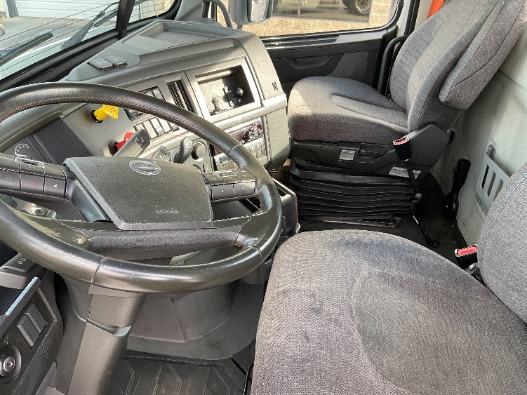 2021 Volvo VNR 640 in Harrisburg, PA — photo 10