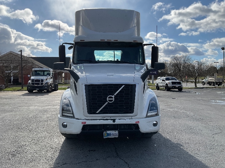 2021 Volvo VNR 640 in Harrisburg, PA — photo 2