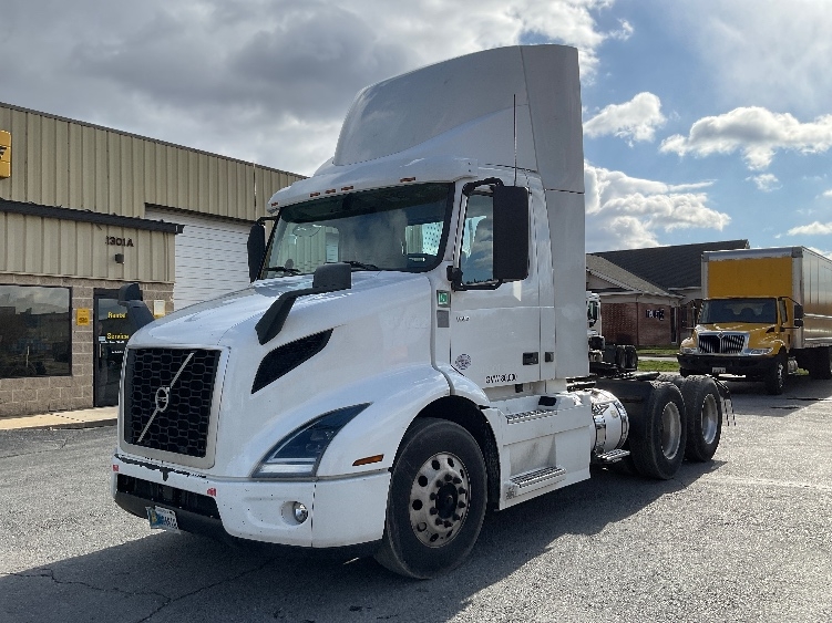 2021 Volvo VNR 640 in Harrisburg, PA — photo 3