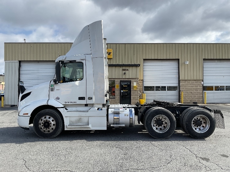 2021 Volvo VNR 640 in Harrisburg, PA — photo 4