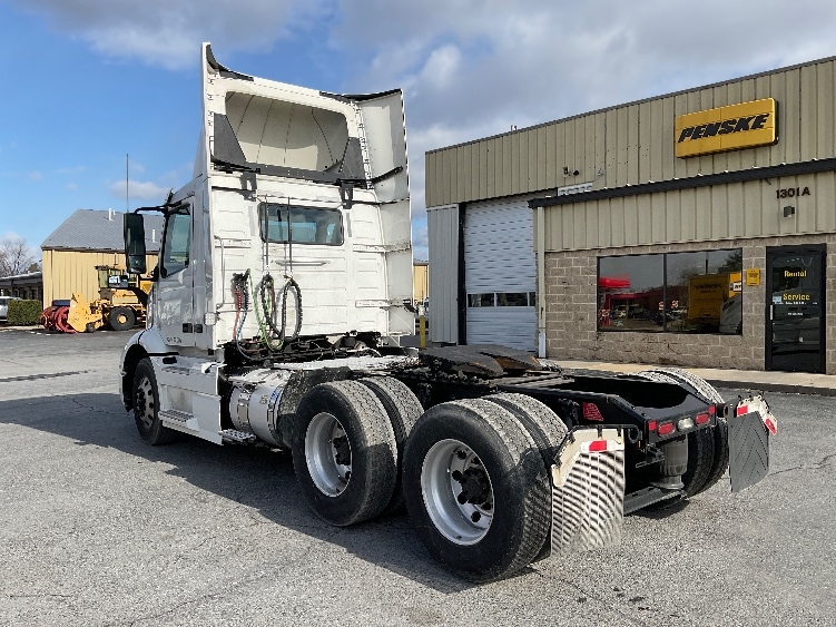 2021 Volvo VNR 640 in Harrisburg, PA — photo 5