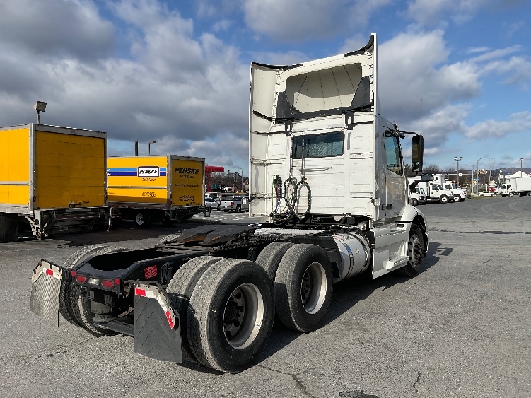 2021 Volvo VNR 640 in Harrisburg, PA — photo 7