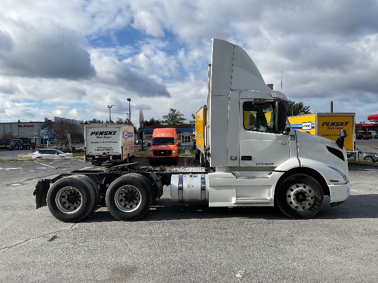 2021 Volvo VNR 640 in Harrisburg, PA — photo 8