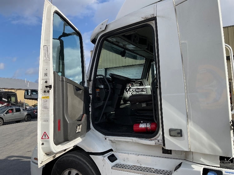 2021 Volvo VNR 640 in Harrisburg, PA — photo 9