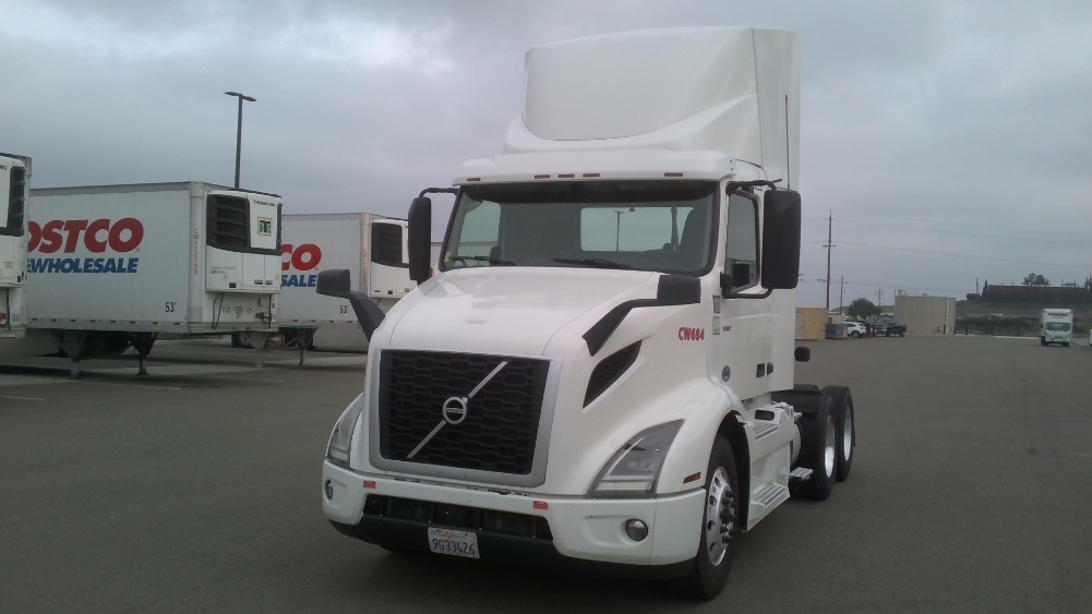 2021 Volvo VNR 640 in Stockton, CA — photo 3