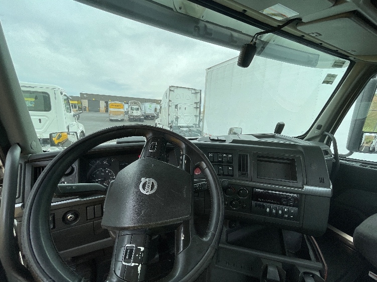 2021 Volvo VNR 640 in Phoenix, AZ — photo 10