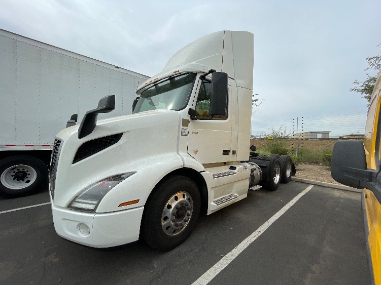 2021 Volvo VNR 640 in Phoenix, AZ — photo 3