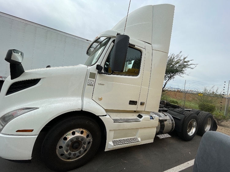 2021 Volvo VNR 640 in Phoenix, AZ — photo 4