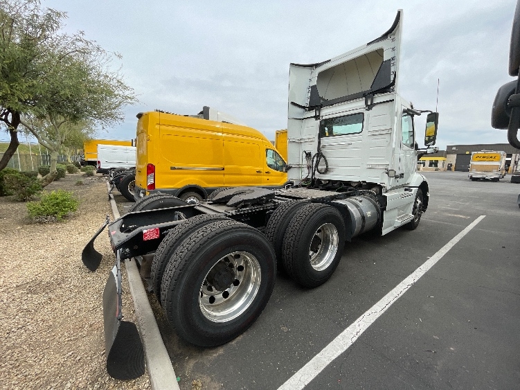 2021 Volvo VNR 640 in Phoenix, AZ — photo 7