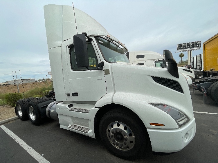2021 Volvo VNR 640 in Phoenix, AZ — photo 8