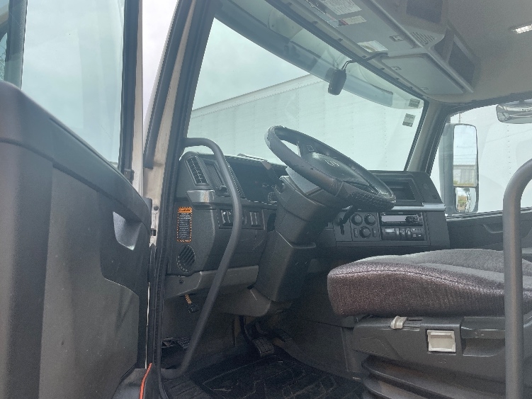 2021 Volvo VNR 640 in Phoenix, AZ — photo 9
