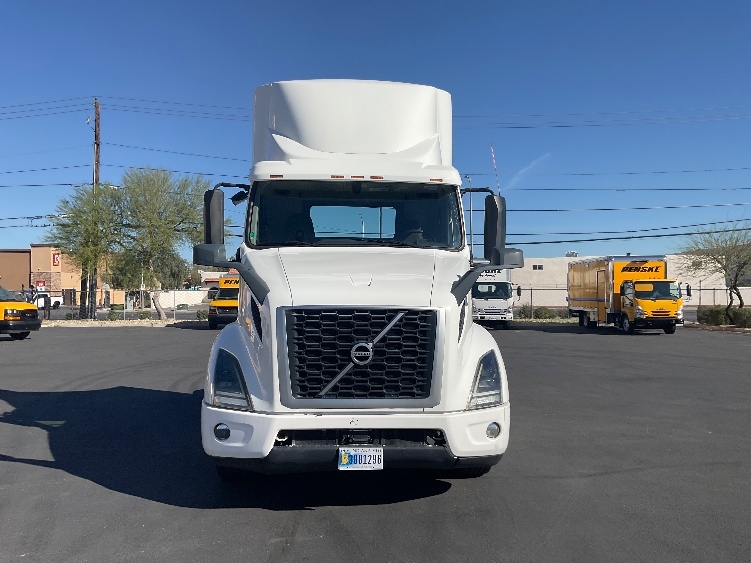 2020 Volvo VNR 640 in Fontana, CA — photo 2