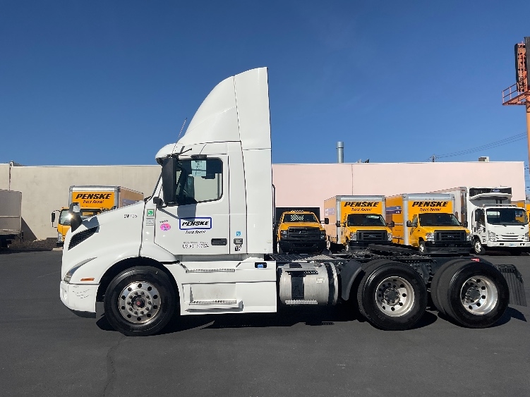 2020 Volvo VNR 640 in Fontana, CA — photo 4