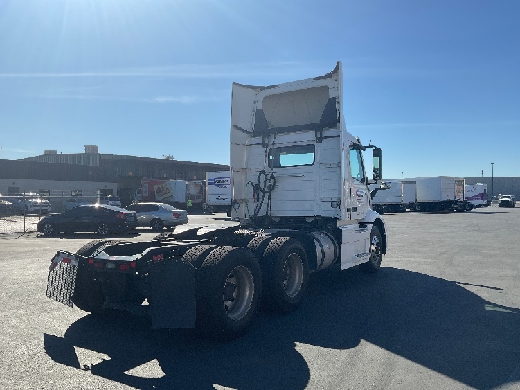 2020 Volvo VNR 640 in Fontana, CA — photo 7