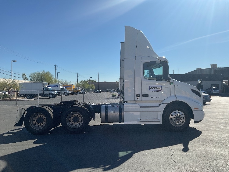 2020 Volvo VNR 640 in Fontana, CA — photo 8