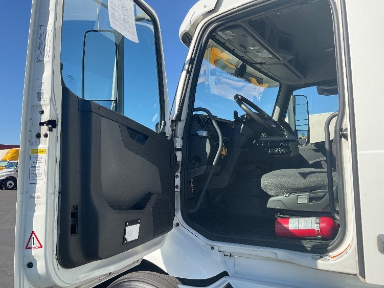 2020 Volvo VNR 640 in Fontana, CA — photo 9