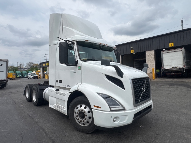 2020 Volvo VNR 640 in North Bergen, NJ