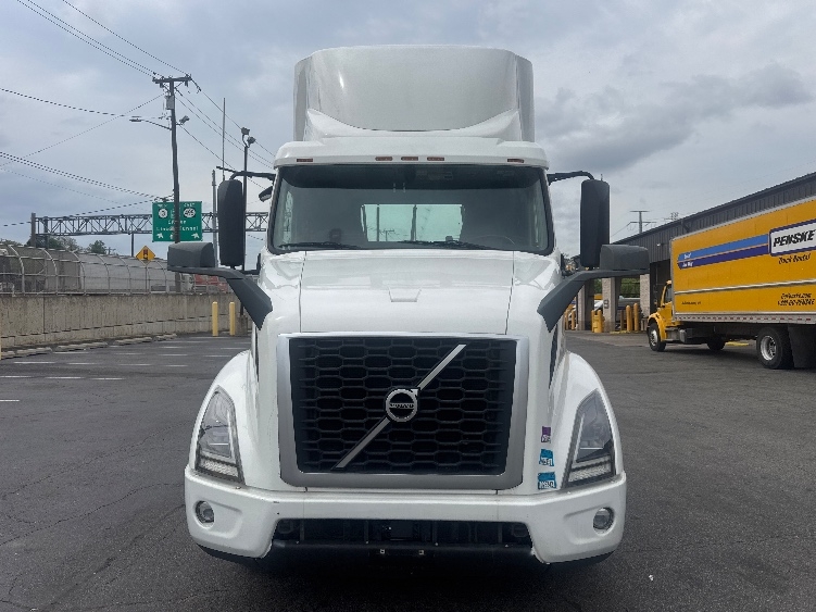2020 Volvo VNR 640 in North Bergen, NJ — photo 2