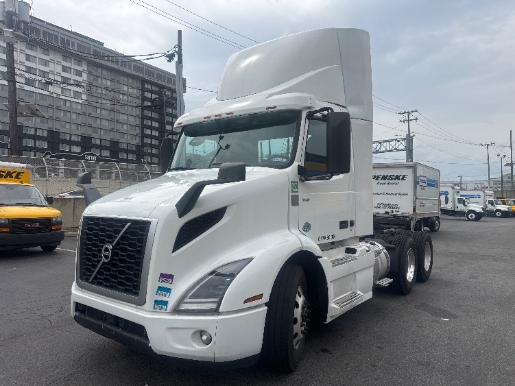 2020 Volvo VNR 640 in North Bergen, NJ — photo 3