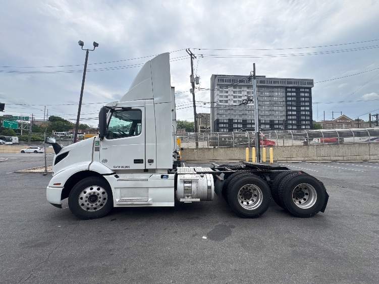 2020 Volvo VNR 640 in North Bergen, NJ — photo 4