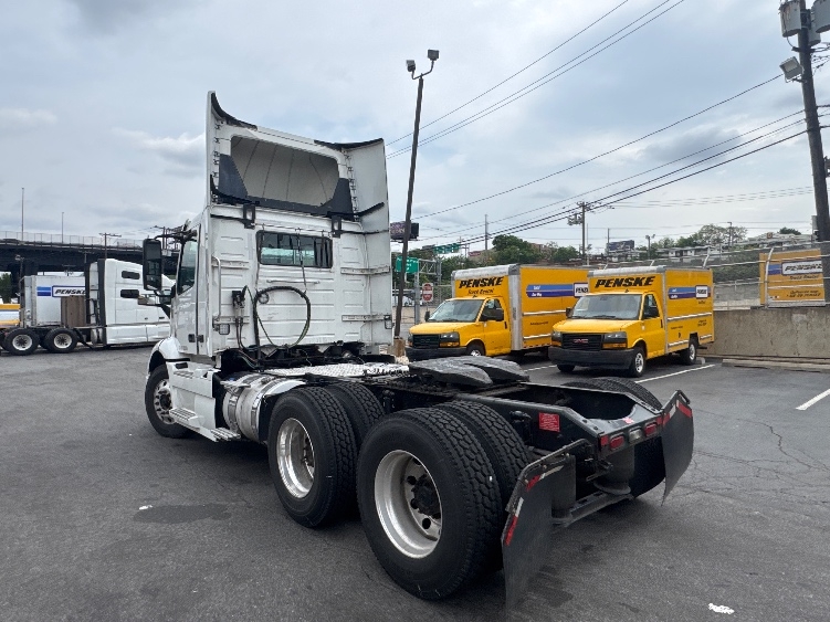 2020 Volvo VNR 640 in North Bergen, NJ — photo 5