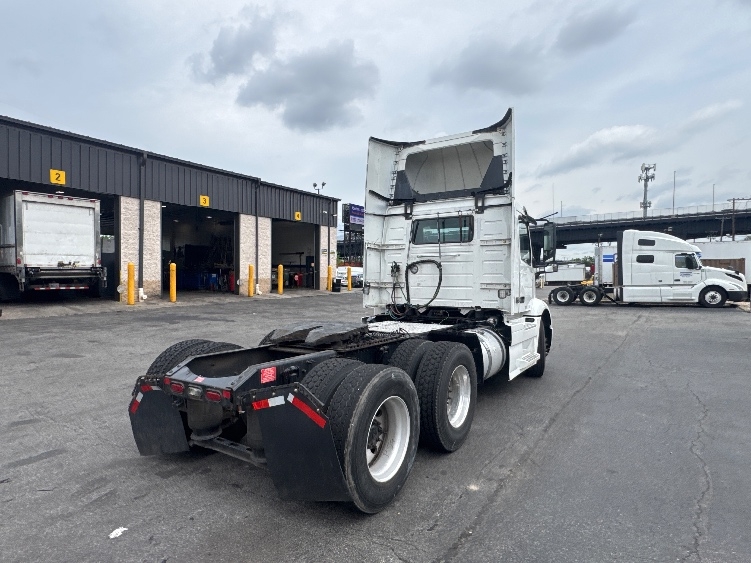 2020 Volvo VNR 640 in North Bergen, NJ — photo 7