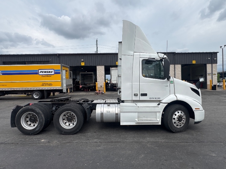 2020 Volvo VNR 640 in North Bergen, NJ — photo 8