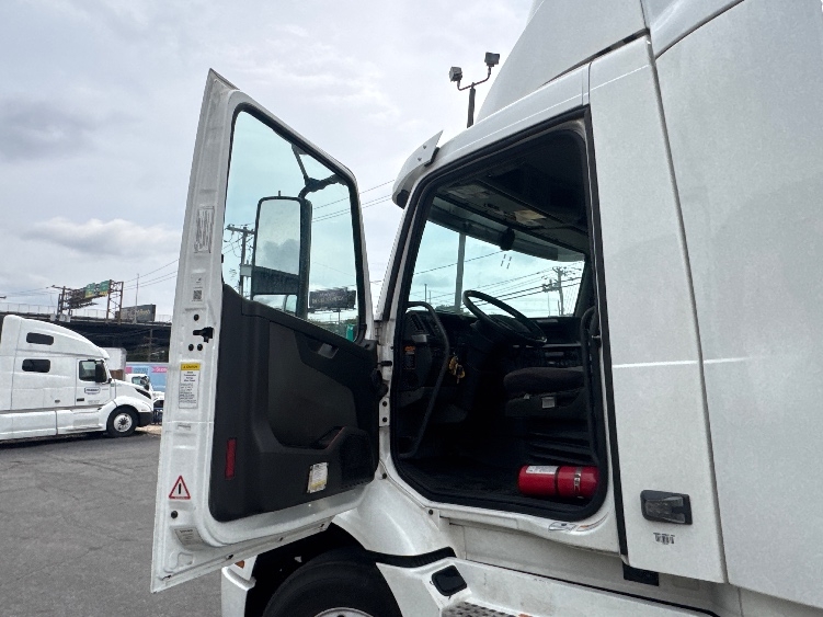 2020 Volvo VNR 640 in North Bergen, NJ — photo 9