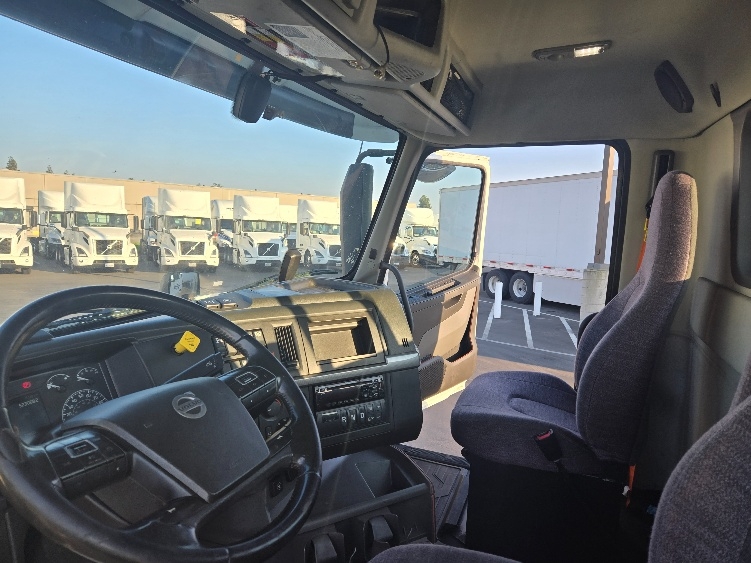 2020 Volvo VNR 640 in West Sacramento, CA — photo 10
