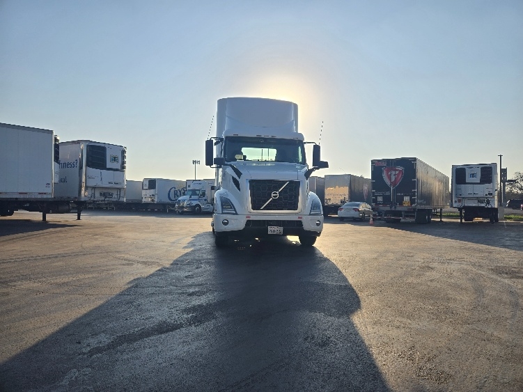 2020 Volvo VNR 640 in West Sacramento, CA — photo 2