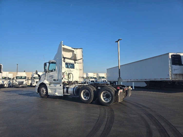 2020 Volvo VNR 640 in West Sacramento, CA — photo 5
