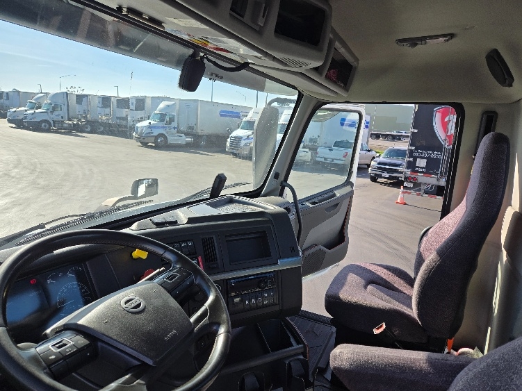 2020 Volvo VNR 640 in West Sacramento, CA — photo 10