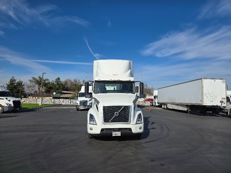 2020 Volvo VNR 640 in West Sacramento, CA — photo 2