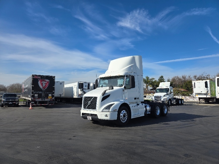 2020 Volvo VNR 640 in West Sacramento, CA — photo 3