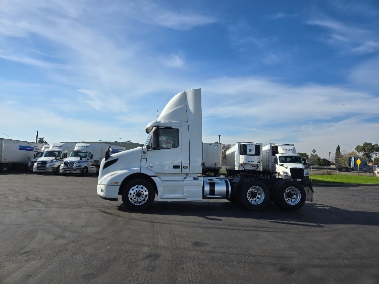 2020 Volvo VNR 640 in West Sacramento, CA — photo 4