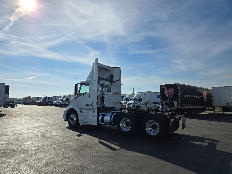 2020 Volvo VNR 640 in West Sacramento, CA — photo 5