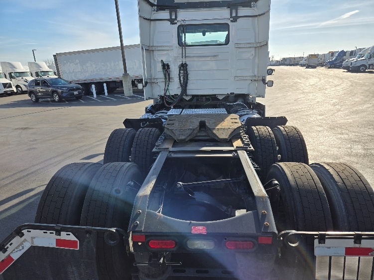 2020 Volvo VNR 640 in West Sacramento, CA — photo 6