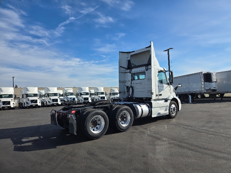 2020 Volvo VNR 640 in West Sacramento, CA — photo 7