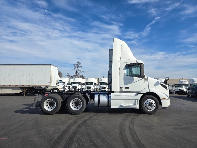2020 Volvo VNR 640 in West Sacramento, CA — photo 8